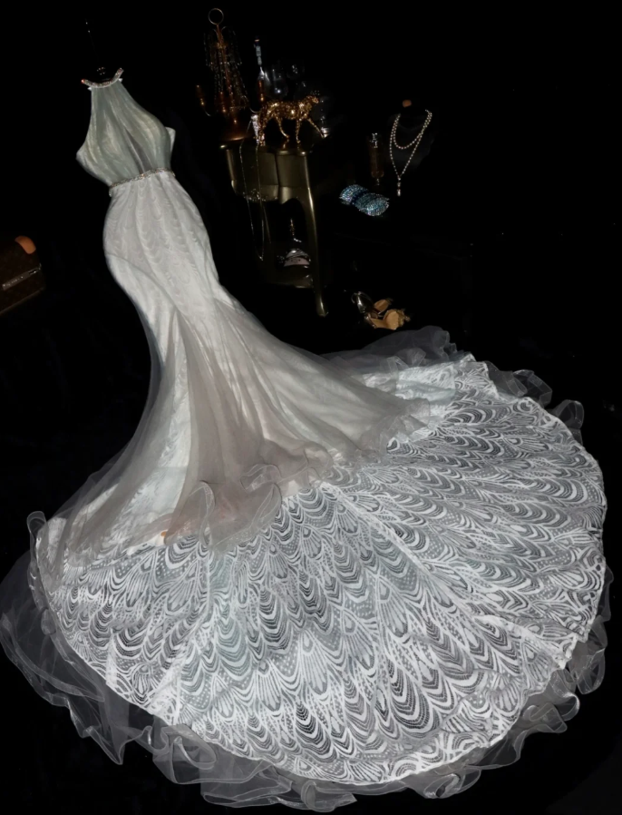 Pretty Sleeveless White Halter Tulle Mermaid Long Wedding Dress
