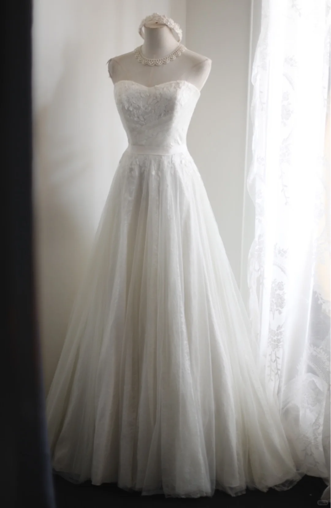 Vintage Strapless White Tulle Lace Appliques Wedding Dress