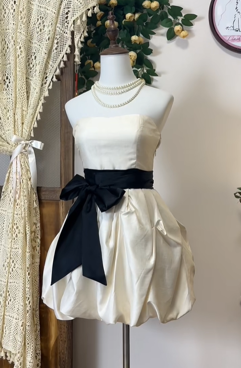 Pretty Strapless Satin Pleated Mini Cocktail Dress Light Champagne Homecoming Dress