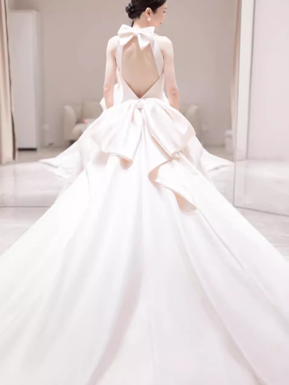 Vintage Ball Gown Scoop Neckline Backless White Long Wedding Dresses