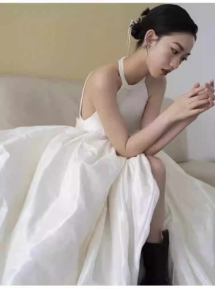 Vintage Ball Gown Scoop Neckline White Satin Wedding Dresses