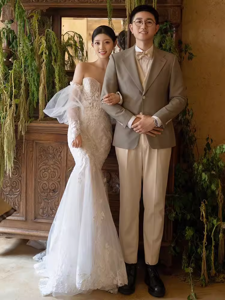 Vintage Mermaid Strapless White Lace Wedding Dress