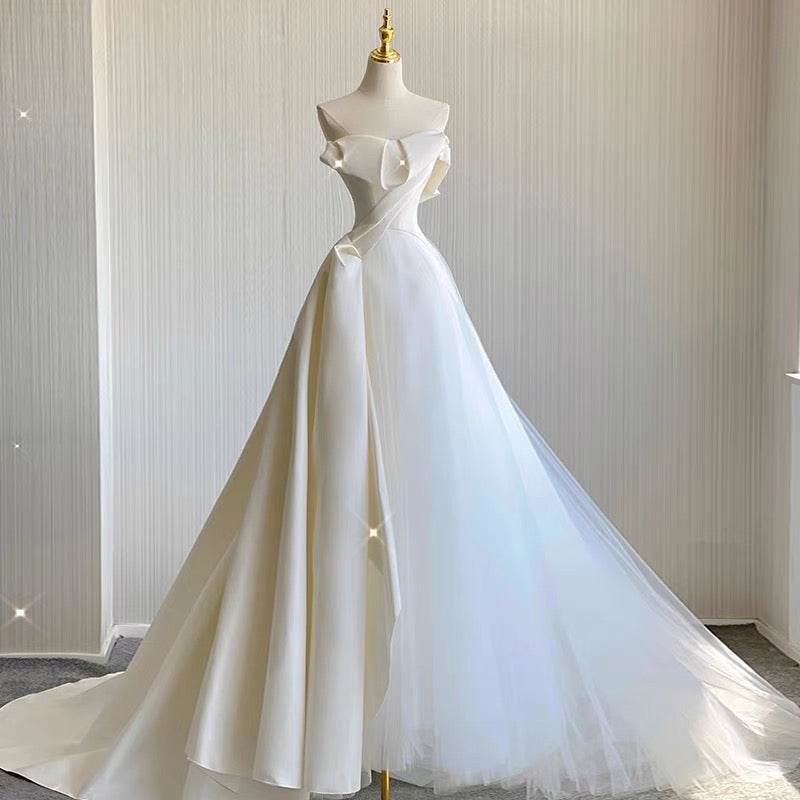 Chic Ball Gown Sweetheart Satin Long White Wedding Dresses