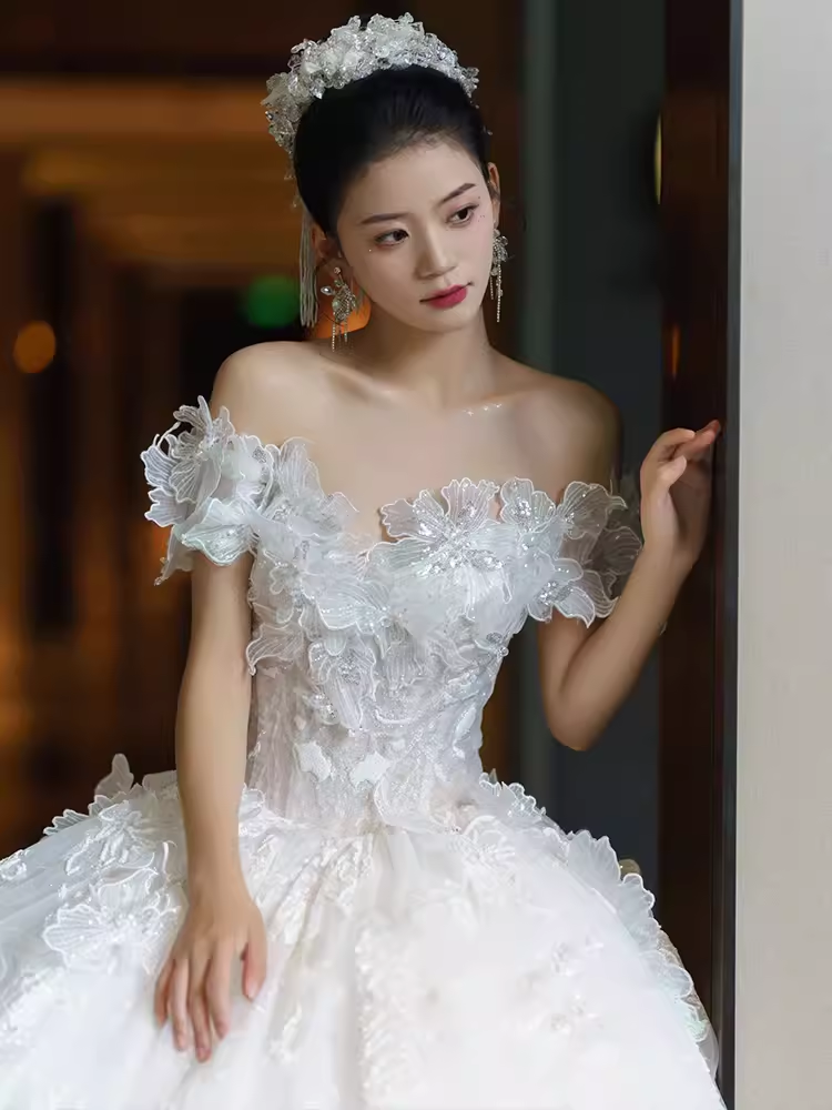 Luxury Ball Gown Off The Shoulder Short Sleeves White Lace Wedding Dress