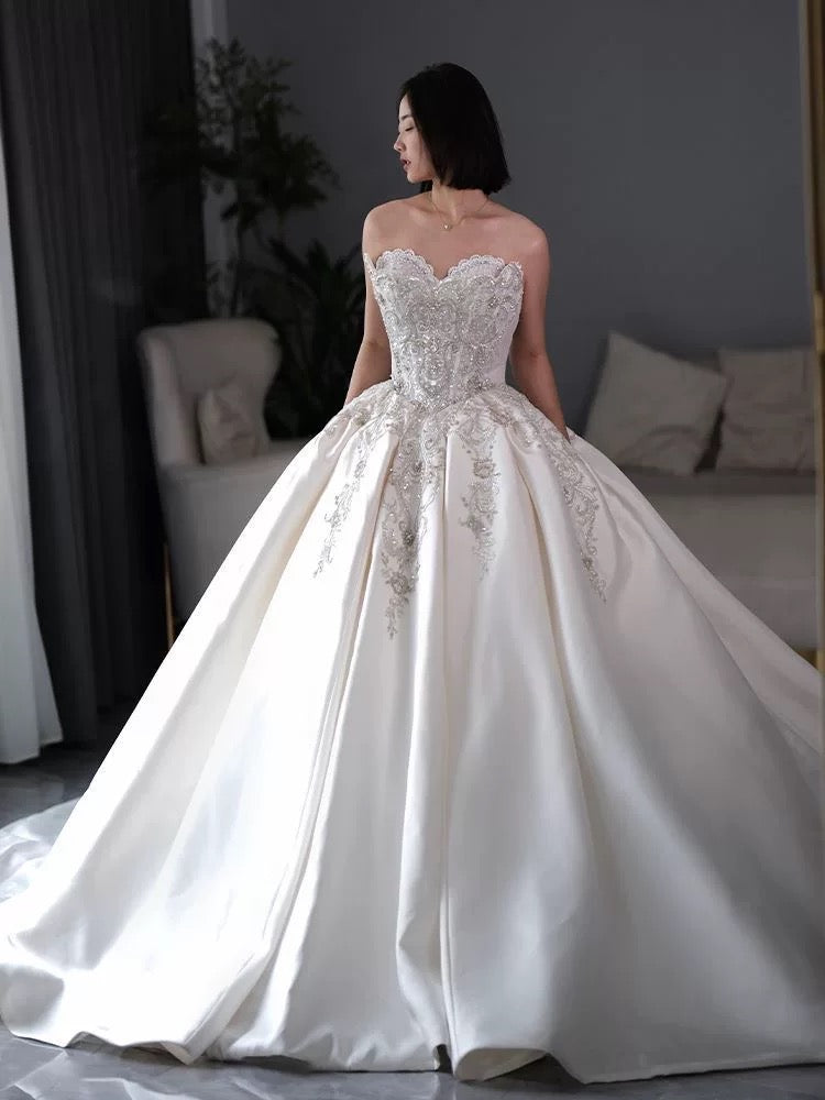 Dreamy Ball Gown Sweetheart Sleeveless White Lace Wedding Dresses With Beads