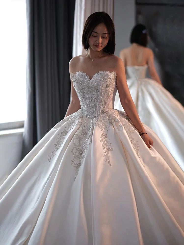 Dreamy Ball Gown Sweetheart Sleeveless White Lace Wedding Dresses With Beads