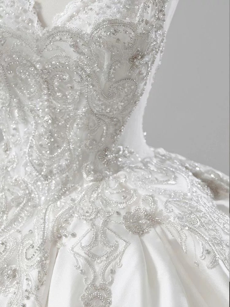Dreamy Ball Gown Sweetheart Sleeveless White Lace Wedding Dresses With Beads