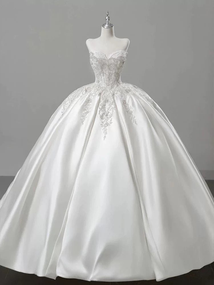 Dreamy Ball Gown Sweetheart Sleeveless White Lace Wedding Dresses With Beads