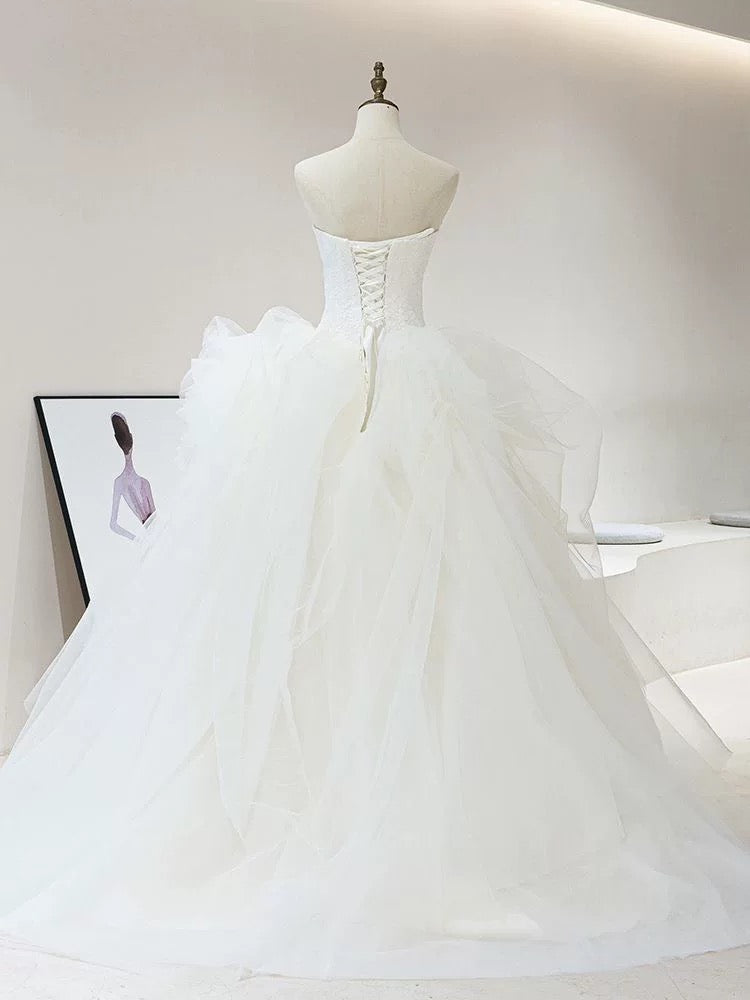 Dreamy Ball Gown Strapless Sleeveless White Tulle Wedding Dresses With Ruffles