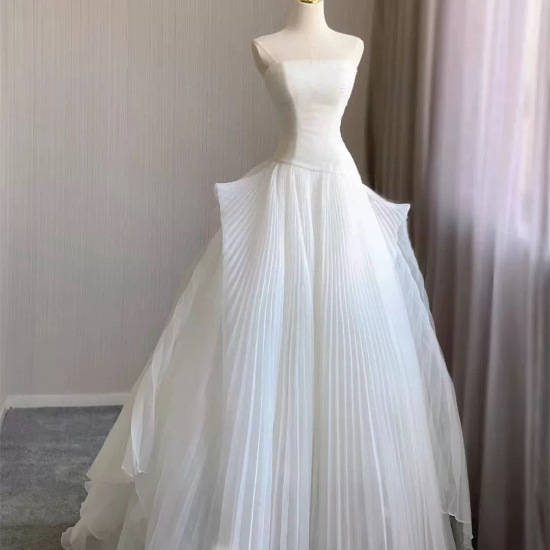 Chic Ball Gown Strapless Sleeveless White Tulle Wedding Dresses With Ruffles