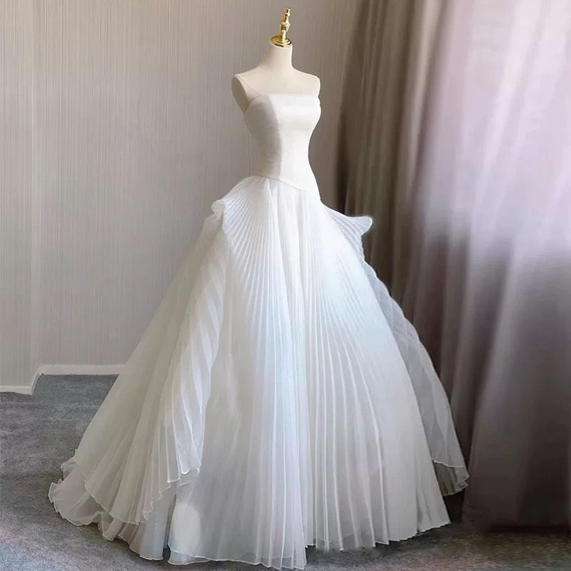 Chic Ball Gown Strapless Sleeveless White Tulle Wedding Dresses With Ruffles