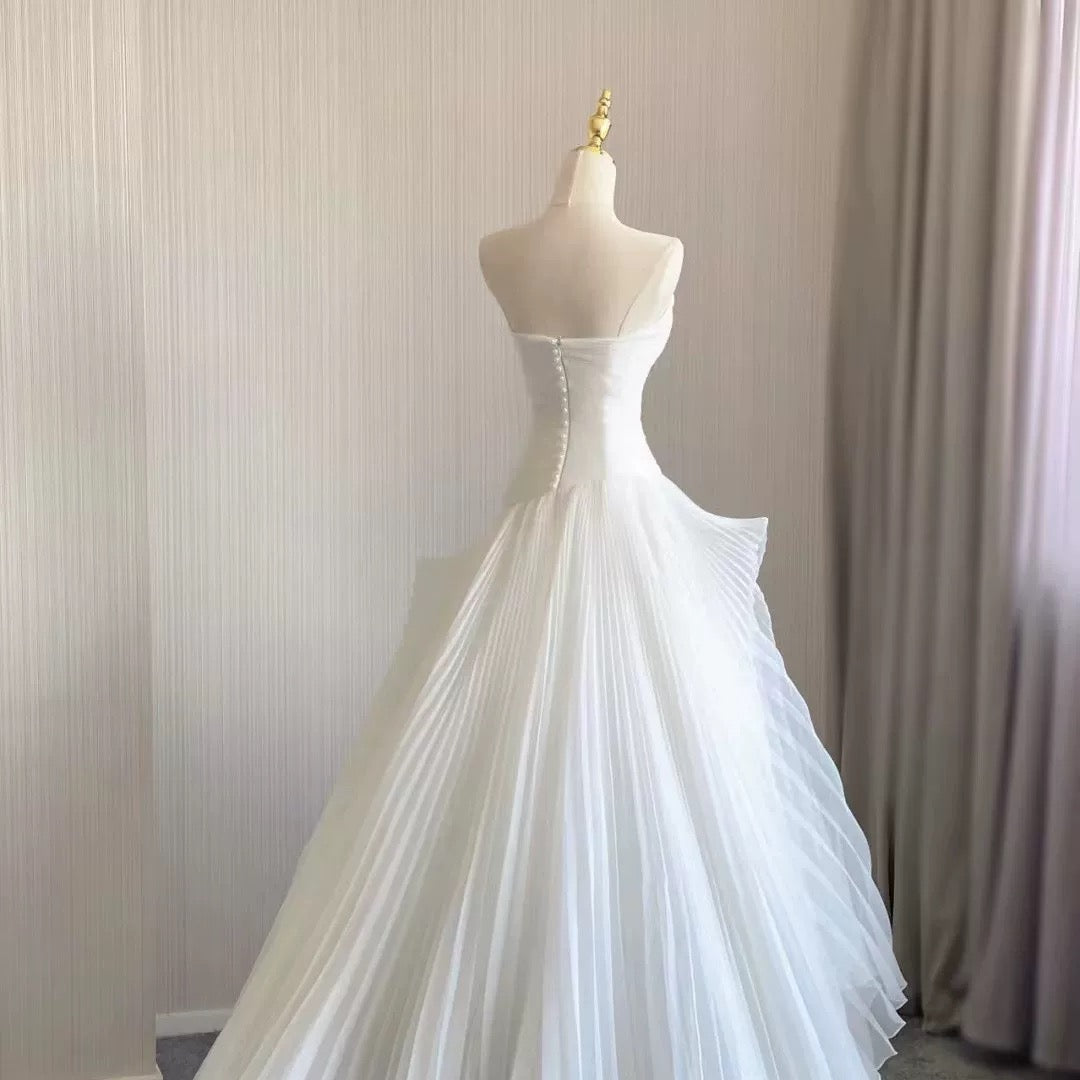 Chic Ball Gown Strapless Sleeveless White Tulle Wedding Dresses With Ruffles