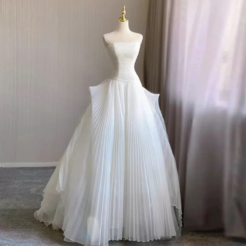 Chic Ball Gown Strapless Sleeveless White Tulle Wedding Dresses With Ruffles