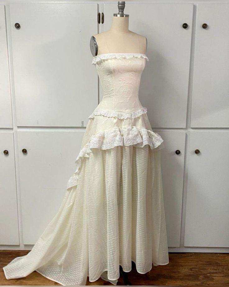 Modest A Line Strapless Lace Sleeveless Ivory Long Prom Dress Evening Dresses