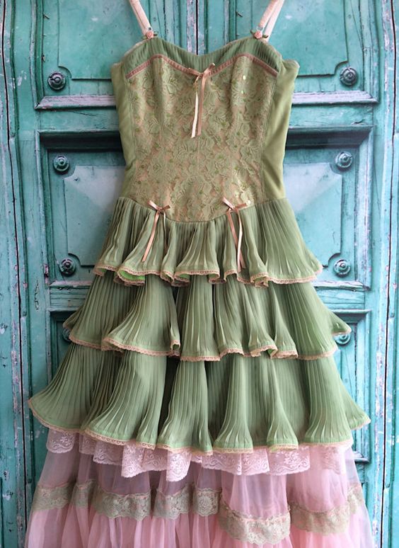 Vintage Ball Gown Spaghetti Straps Green Lace Prom Dresses Evening Gowns With Layers Ruffles