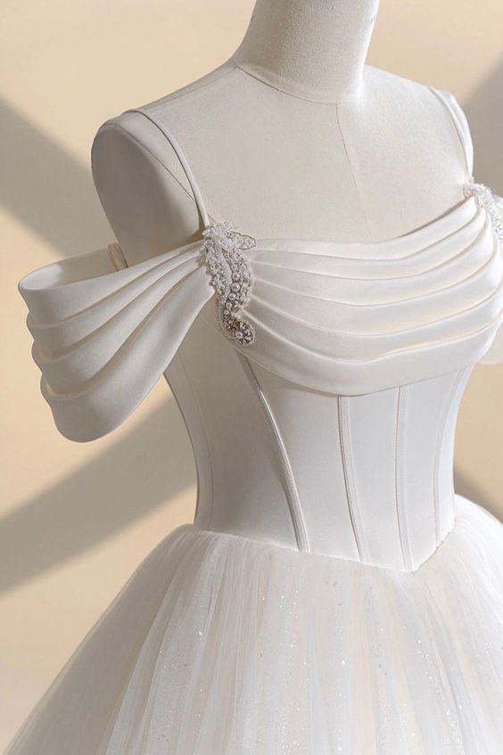 Elegant Ball Gown Strapless White Long Tulle Wedding Dresses With Beads