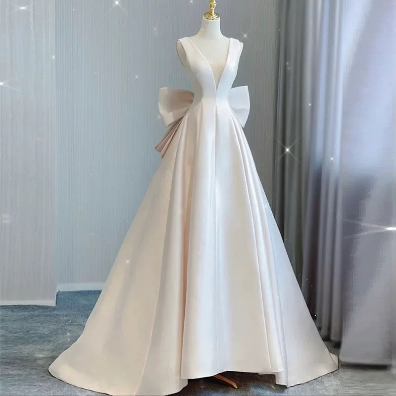 Chic Ball Gown V neckline Sleeveless Ivory Satin Long Wedding Dresses With Bow
