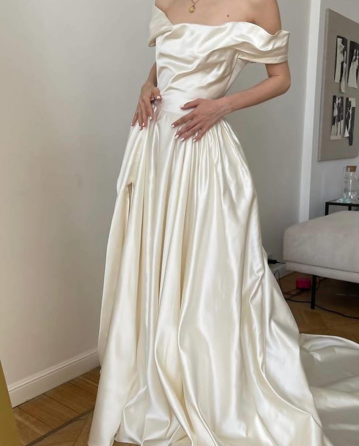 Simple white satin Bridal dress white Wedding dress With Ruffles