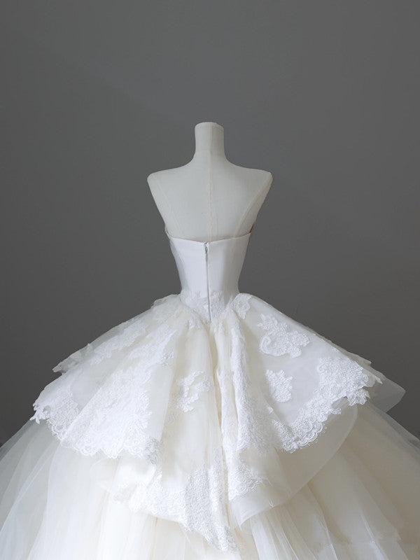 Chic Ball Gown Strapless White Sleeveless Lace Satin Wedding Dresses With Ruffles