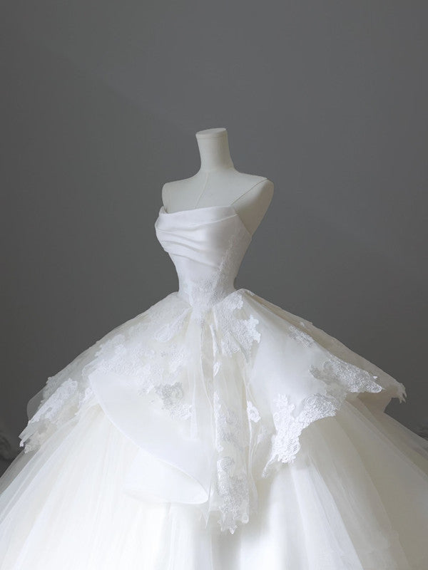 Chic Ball Gown Strapless White Sleeveless Lace Satin Wedding Dresses With Ruffles