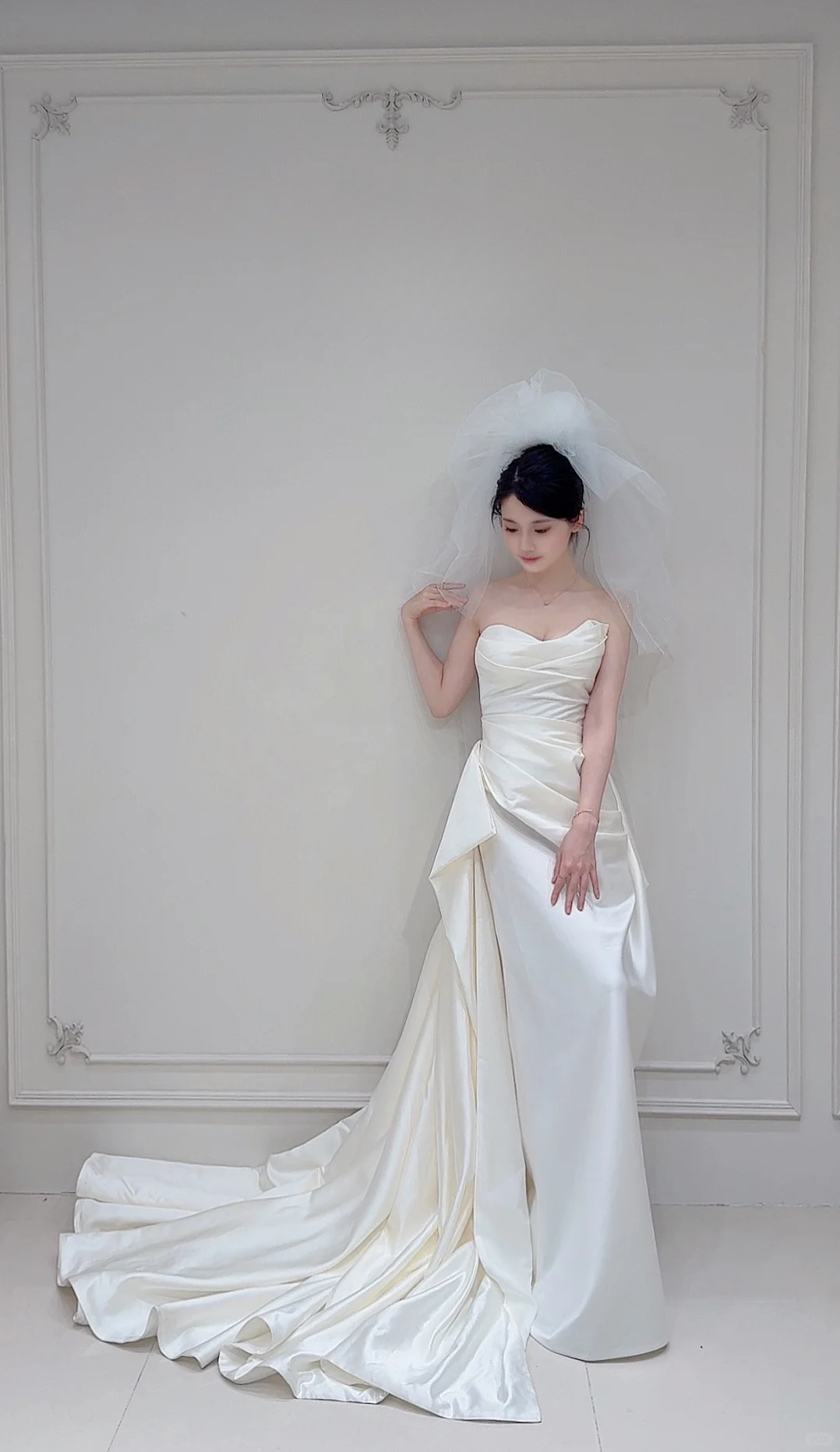Chic A Line Strapless White Satin Pleated With Veil Long Wedding Dresses