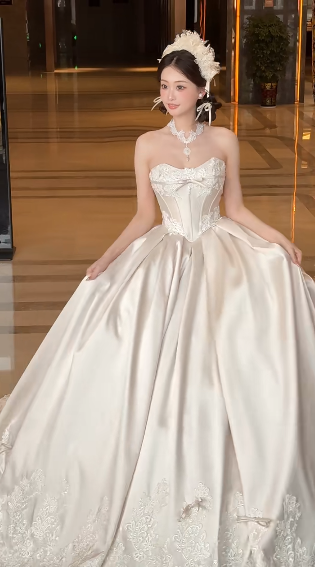 Gorgeous Ball Gown Strapless Satin Applique Long Wedding Dresses