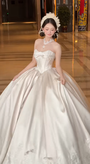Gorgeous Ball Gown Strapless Satin Applique Long Wedding Dresses