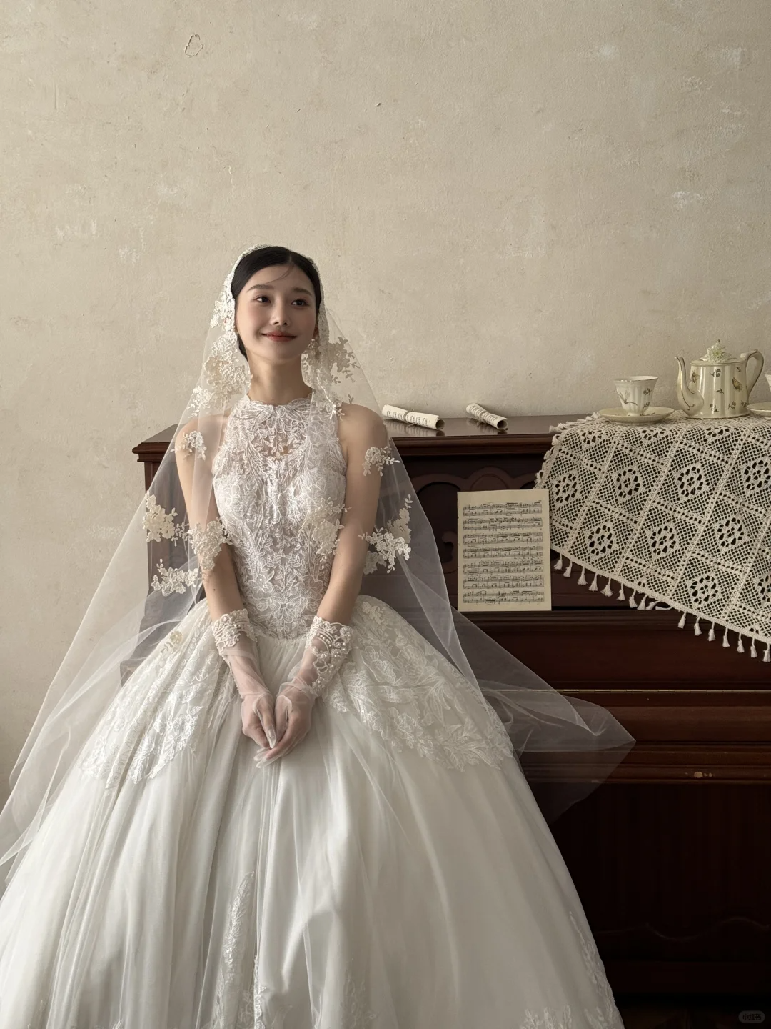 Vintage Ball Gown Halter White Tulle Lace With Veil Gloves Long Wedding Dresses
