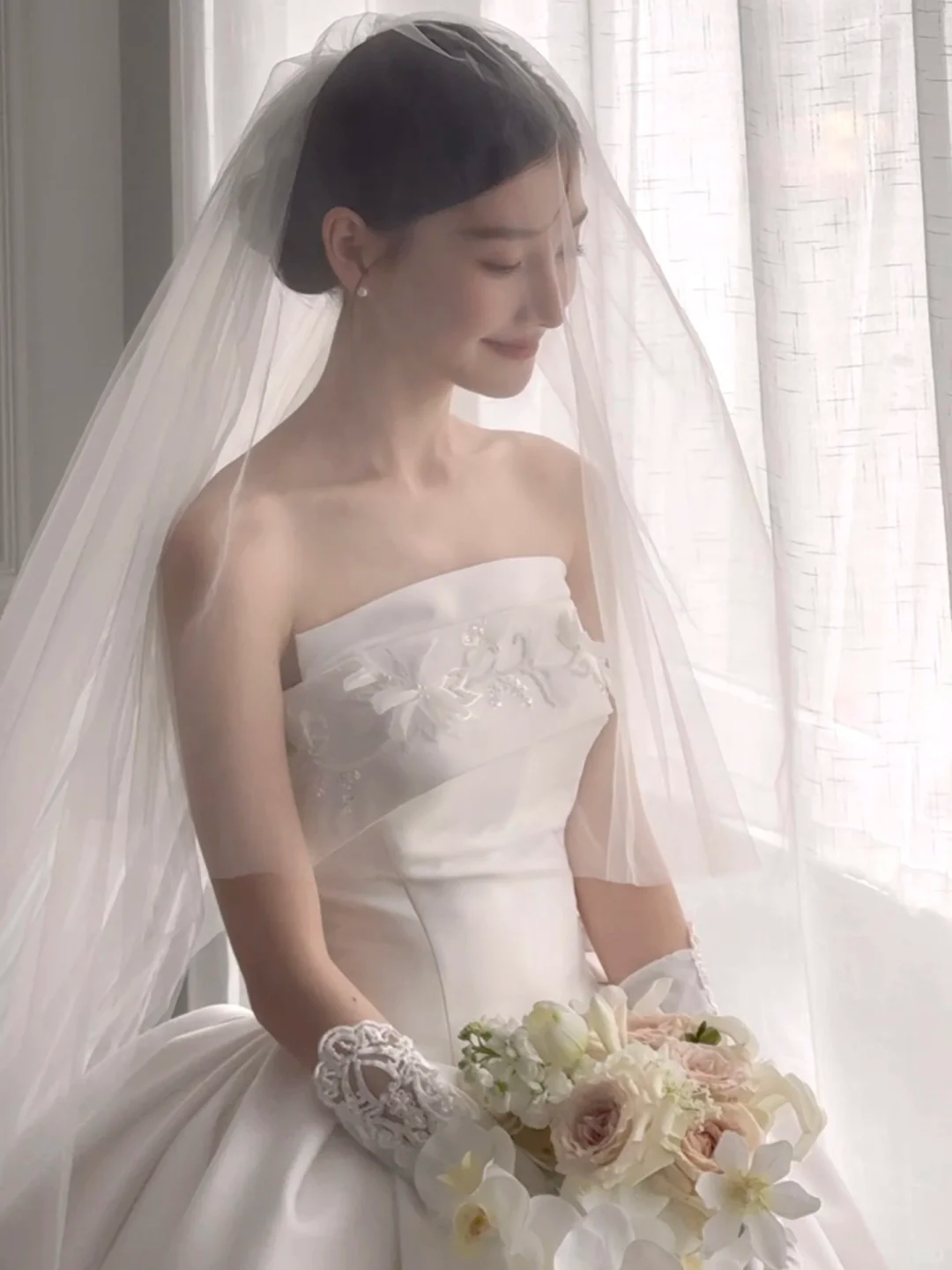 Classy Elegant Ball Gown Strapless White Satin Applique With Veil Gloves Long Wedding Dresses