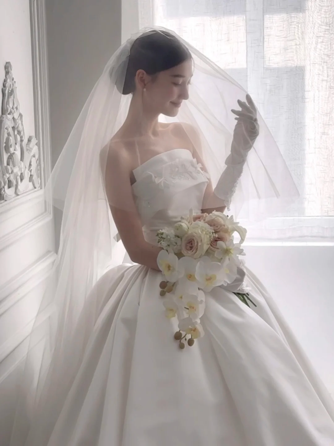 Classy Elegant Ball Gown Strapless White Satin Applique With Veil Gloves Long Wedding Dresses