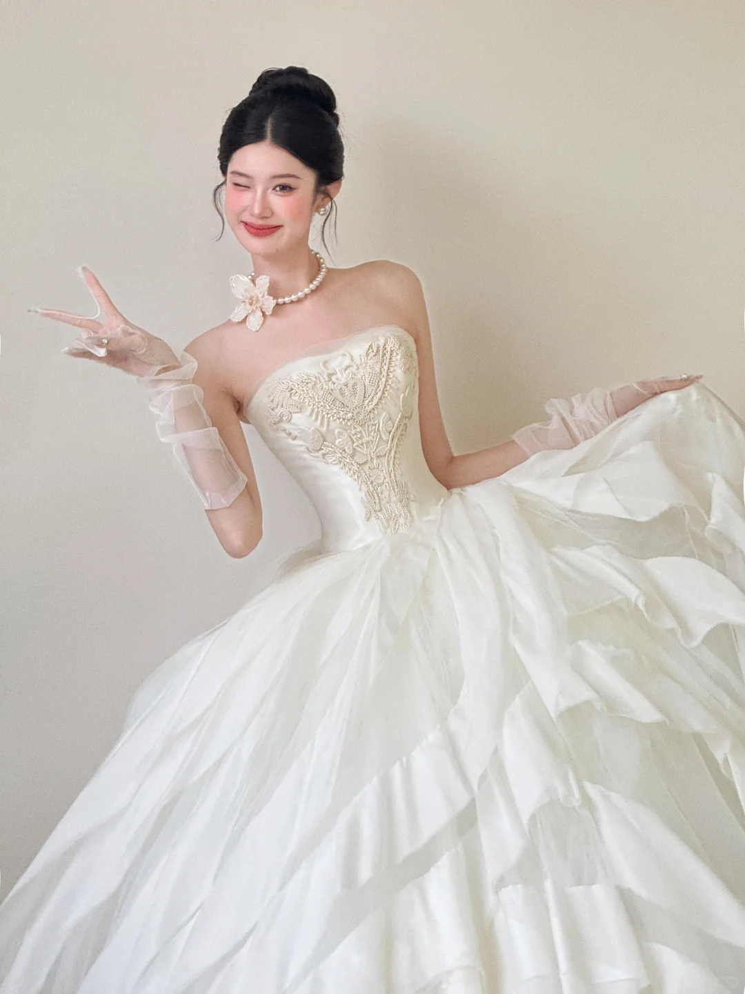 Princess Ball Gown Strapless White Satin Tulle Applique With Gloves Long Wedding Dresses