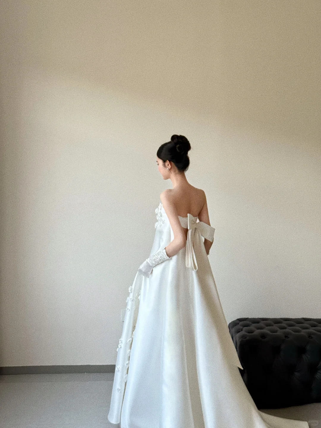 Elegant Strapless White Satin Applique With Gloves Long Wedding Dresses