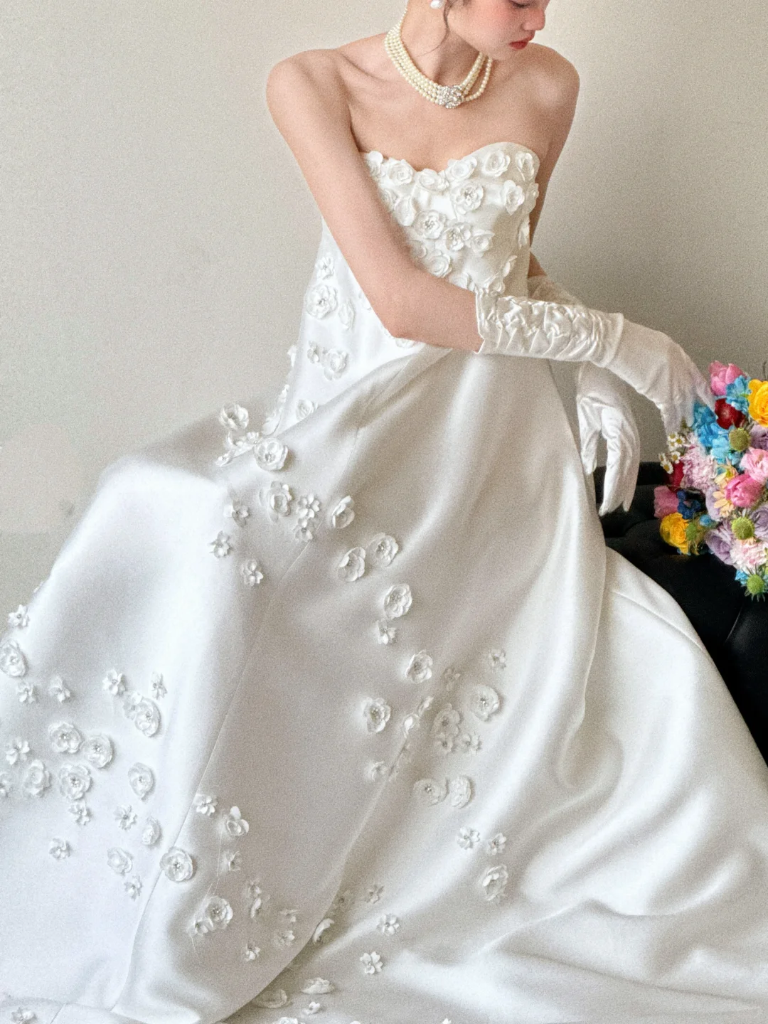 Elegant Strapless White Satin Applique With Gloves Long Wedding Dresses