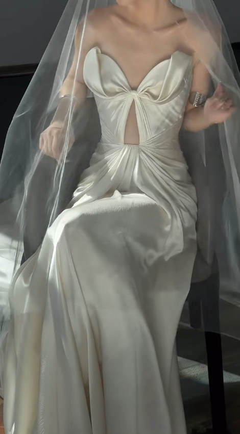 Unique Mermaid Strapless Satin Pleated With Veil Long Wedding Dresses