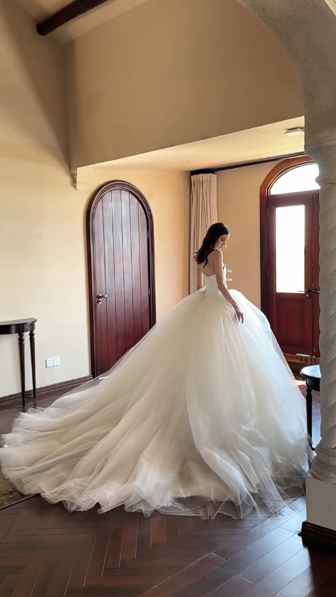Pretty Ball Gown Strapless Satin Tulle Applique Long Wedding Dresses