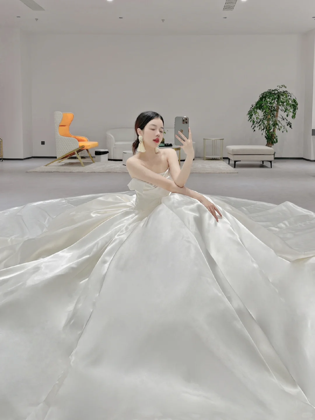 Elegant Ball Gown Strapless Satin Pleated Long Wedding Dresses