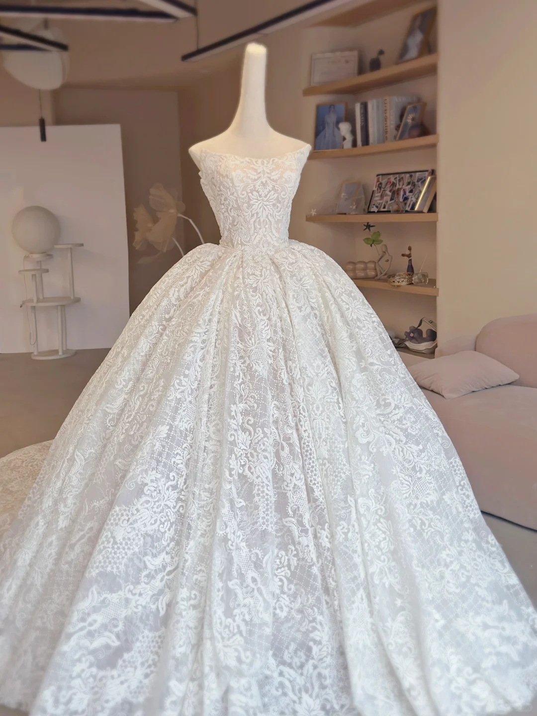 Vintage Ball Gown Strapless White Tulle Lace Long Wedding Dresses
