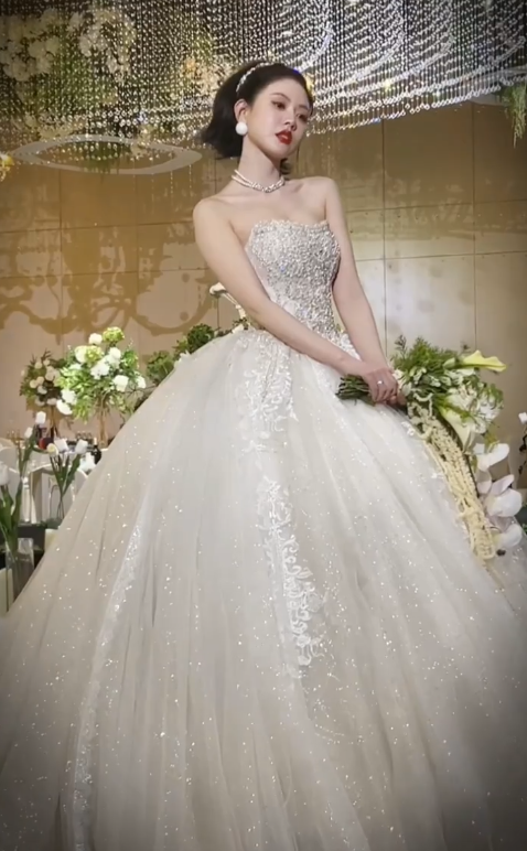 Gorgeous Ball Gown Strapless Tulle Lace Beaded Long Wedding Dresses