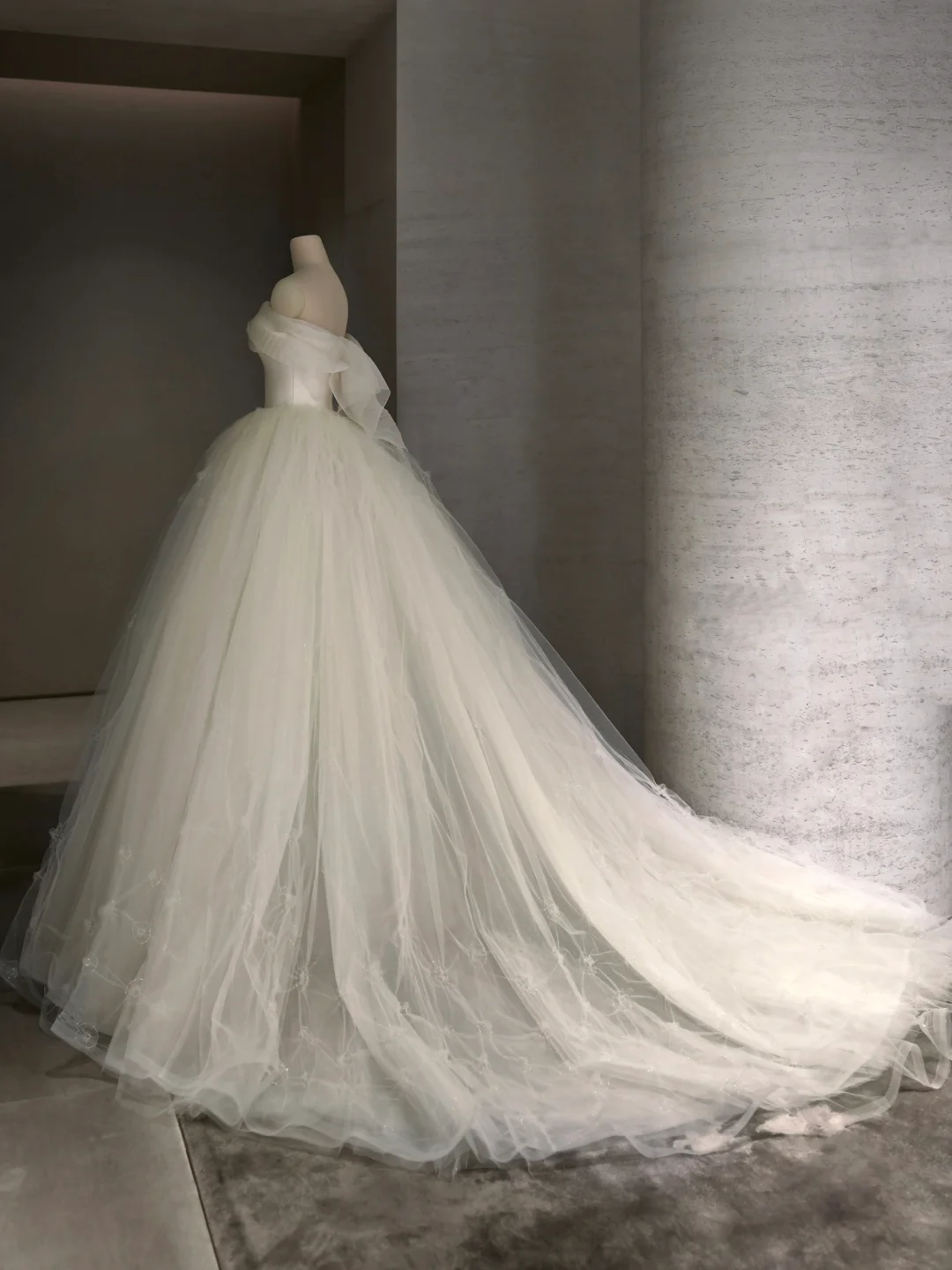 Pretty Ball Gown Strqpless Satin Tulle With Veil Long Wedding Dresses