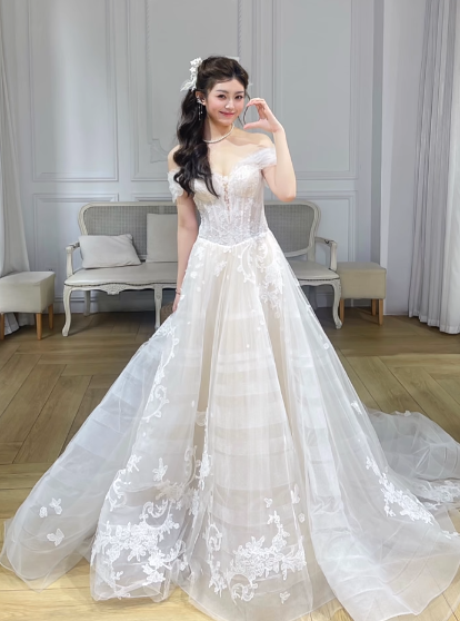 Dreamy A Line Off The Shoulder Tulle Applique Long Wedding Dresses