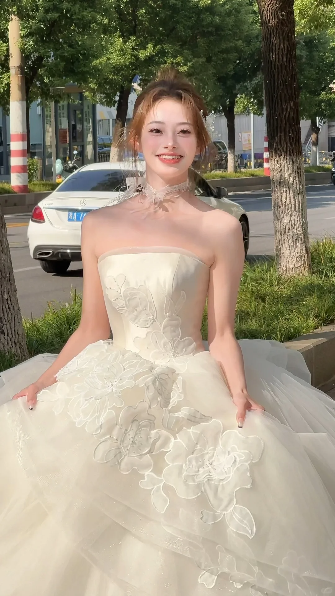 Pretty Ball Gown Strapless Tulle Applique Long Wedding Dresses