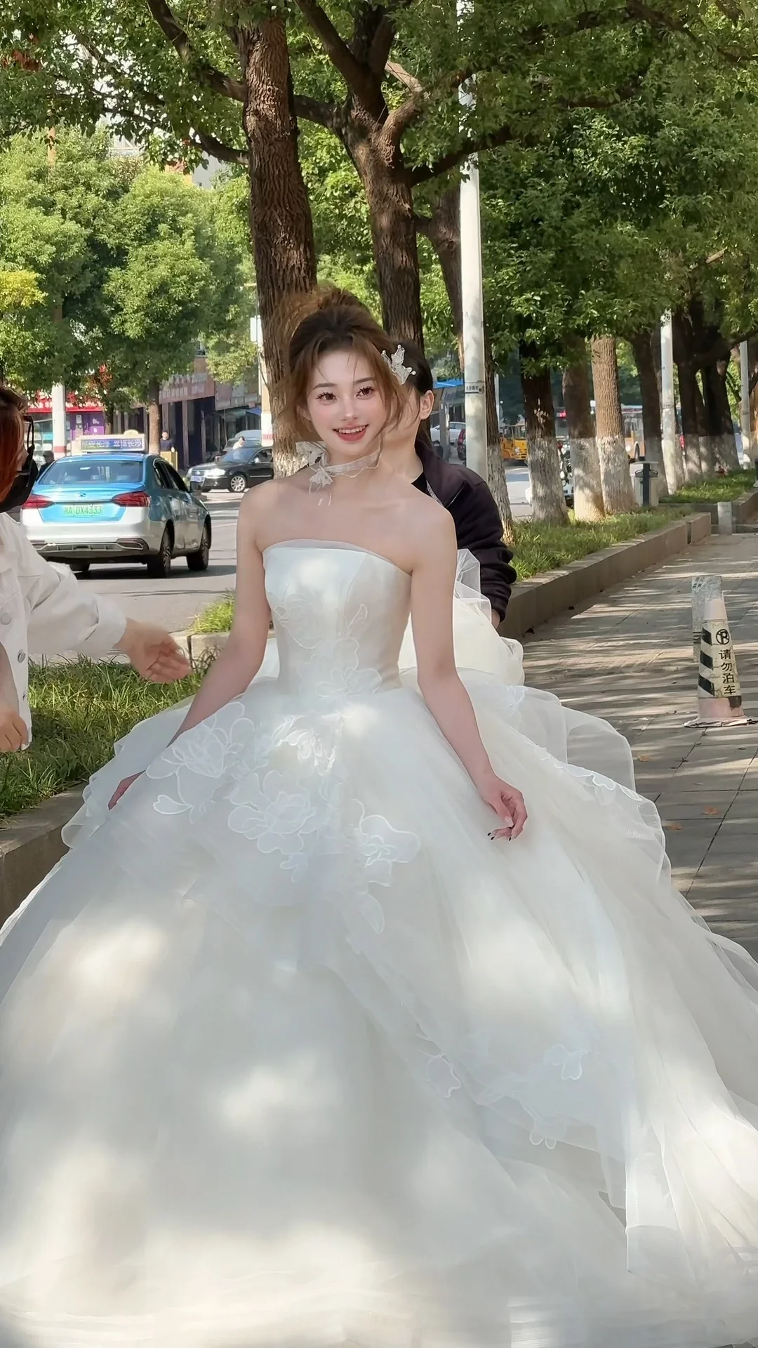 Pretty Ball Gown Strapless Tulle Applique Long Wedding Dresses