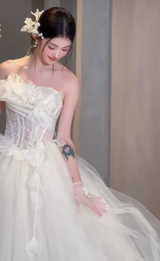 Elegant Ball Gown Strapless Tulle Applique Long Wedding Dresses