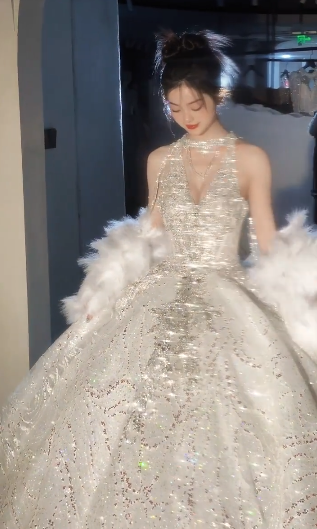 Gorgeous Ball Gown Halter Tulle Sequin Beaded Long Wedding Dresses