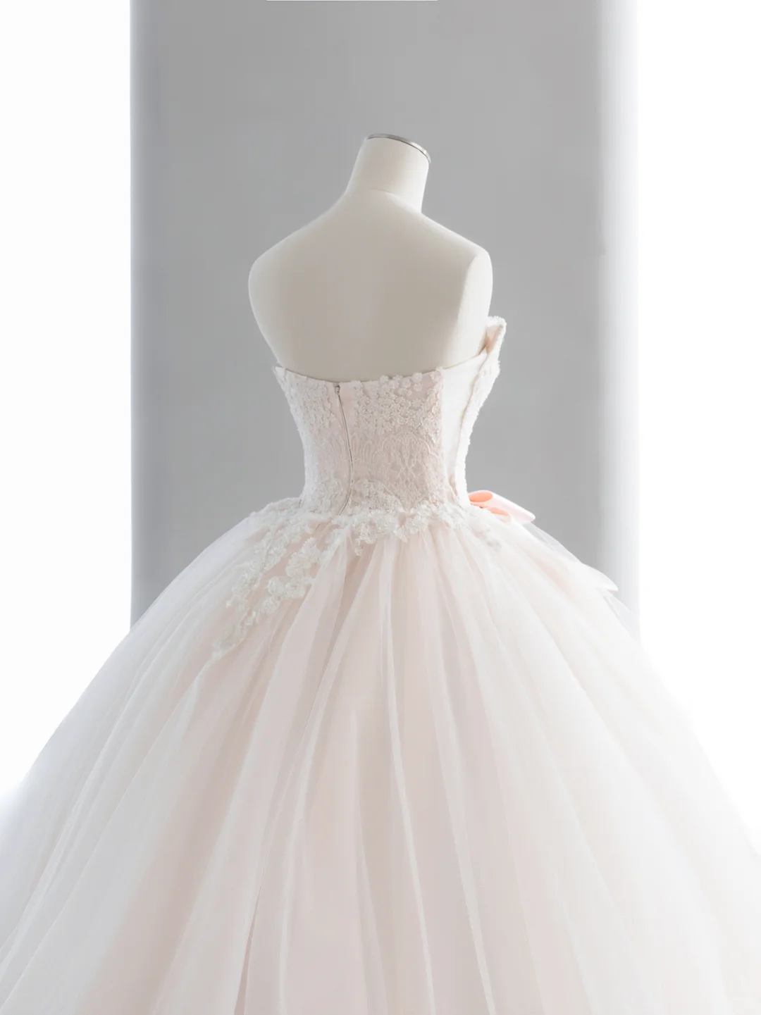 Elegant Ball Gown Strapless Tulle Lace Bow With Gloves Long Wedding Dresses
