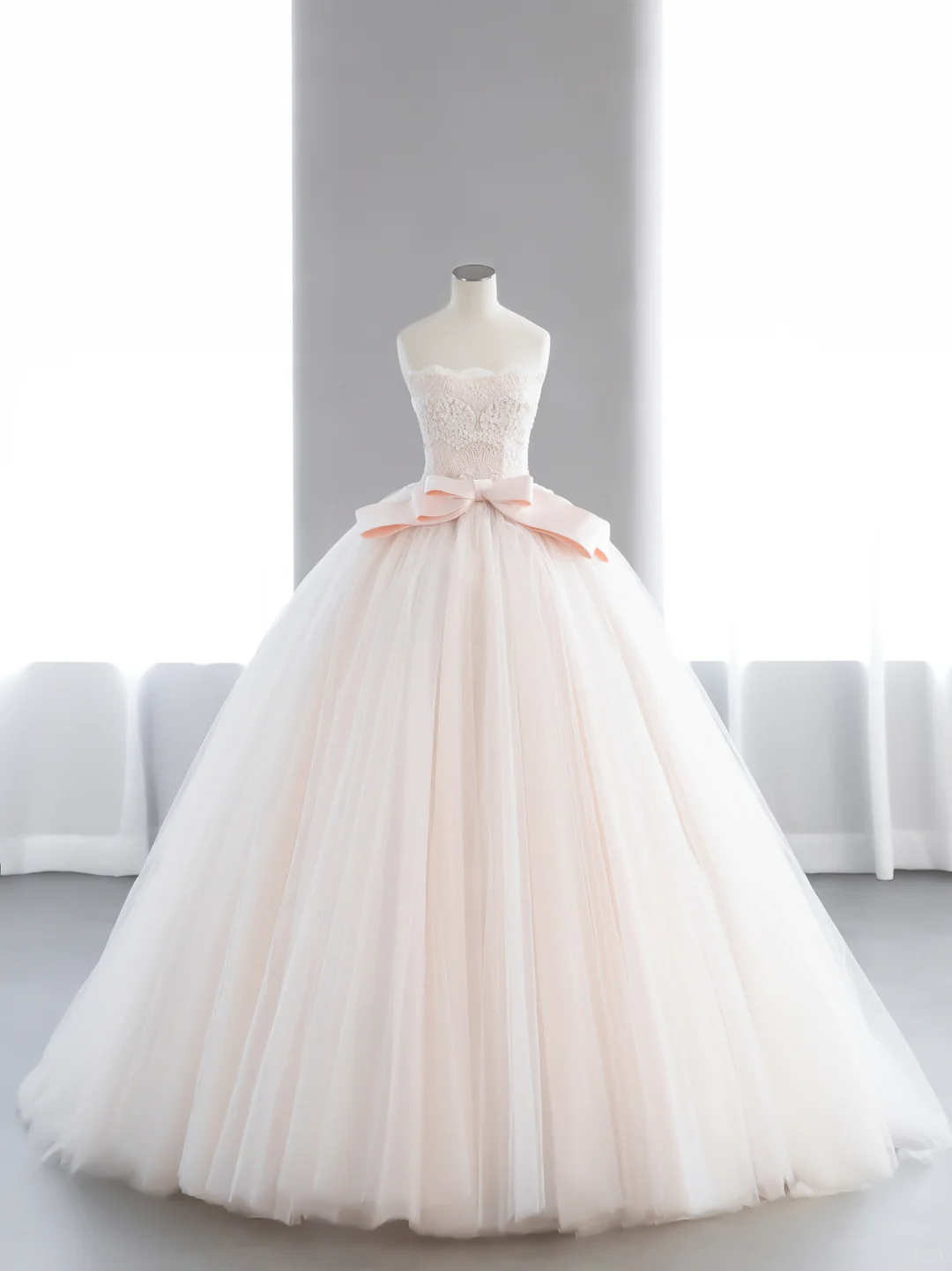 Elegant Ball Gown Strapless Tulle Lace Bow With Gloves Long Wedding Dresses