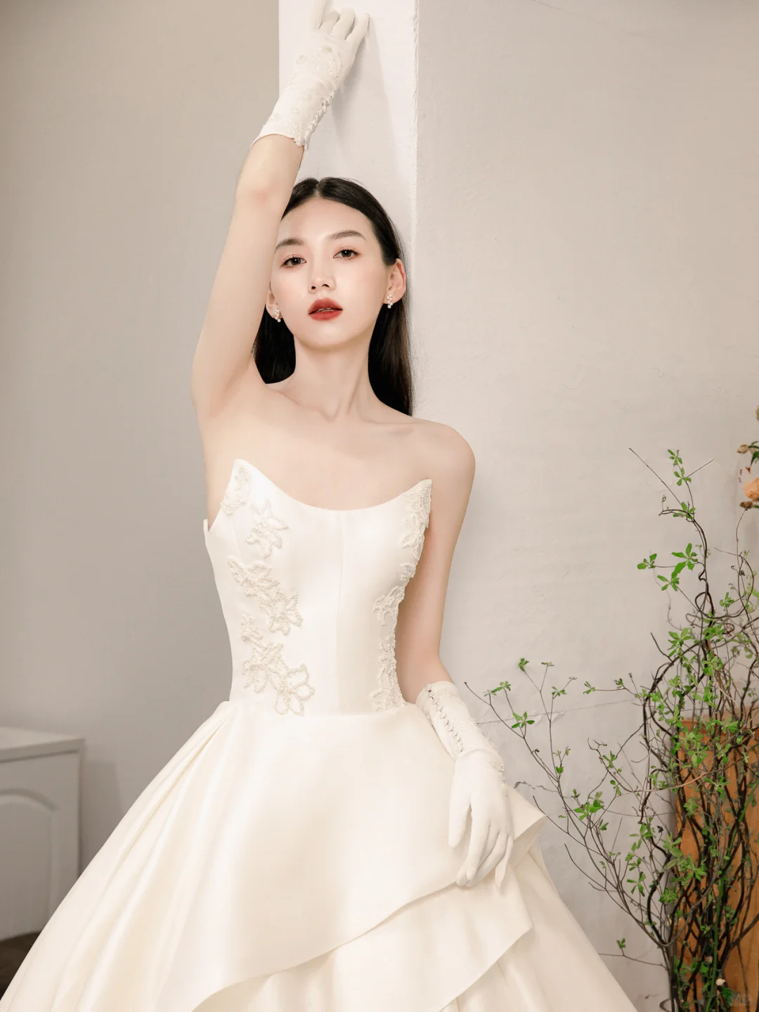 Eelgant Ball Gown Strapless Satin Applique With Gloves Long Wedding Dresses