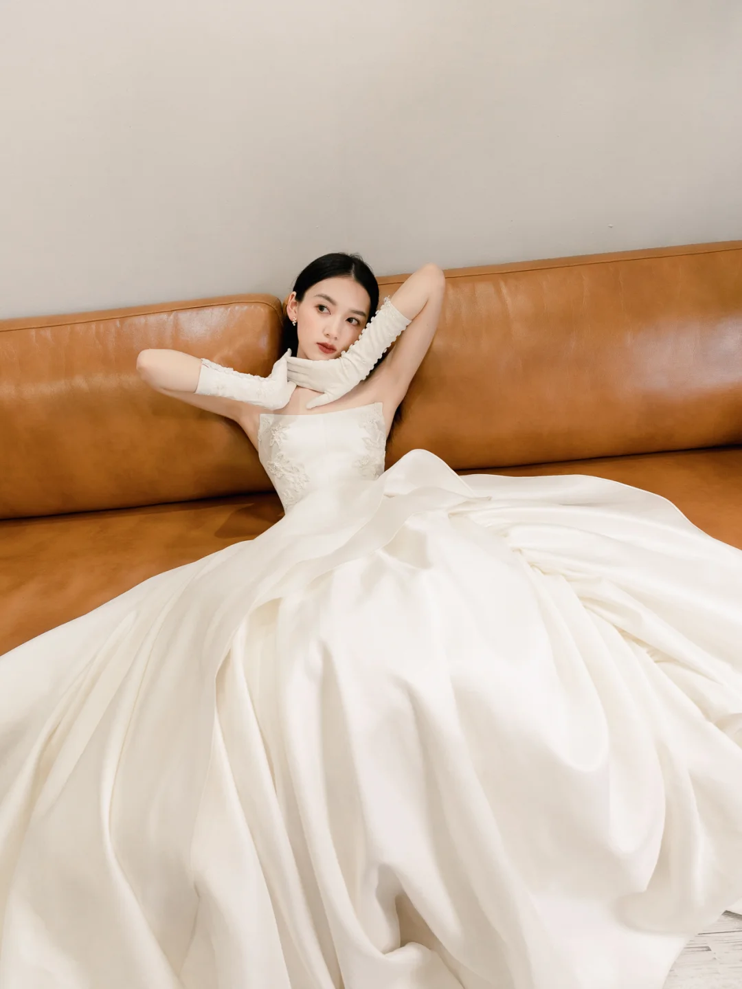 Eelgant Ball Gown Strapless Satin Applique With Gloves Long Wedding Dresses