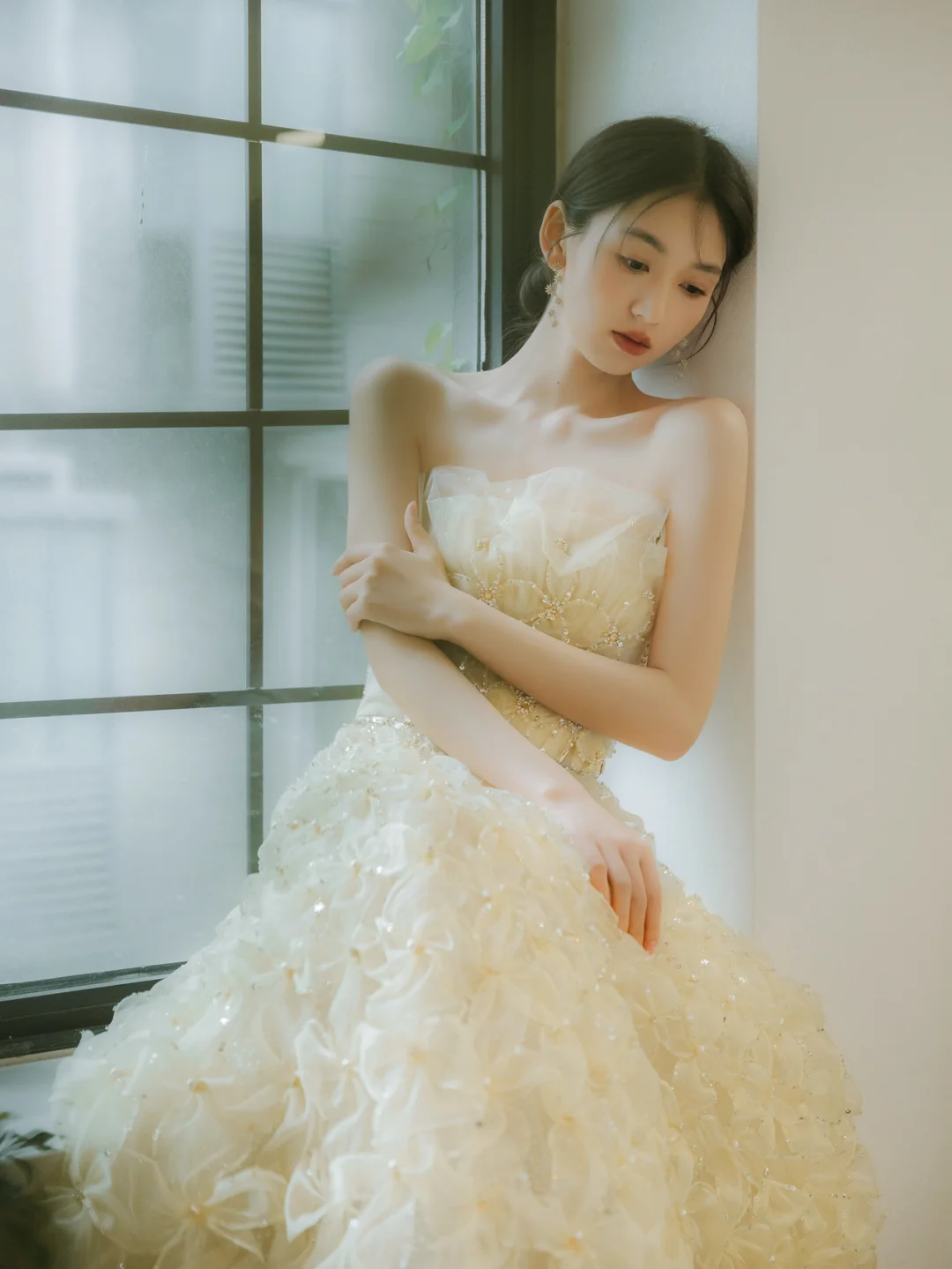 Dreamy Ball Gown Strapless Tulle Beaded Long Wedding Dresses