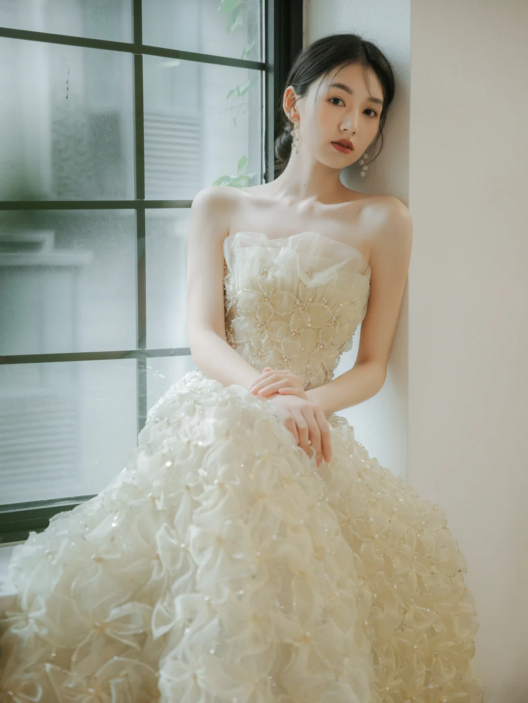 Dreamy Ball Gown Strapless Tulle Beaded Long Wedding Dresses